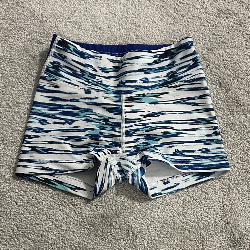 Oiselle Spando Shorts in Wave Print